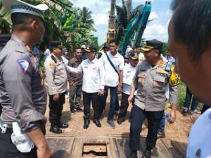 Wakil Bupati Pali Tinjau Pembangunan Jembatan di Desa Muara Sungai