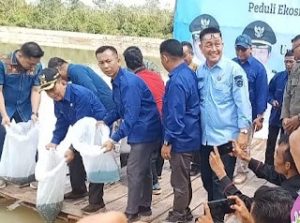 Peduli Ekosistem, Dinas Perikanan PALI Tebar Ribuan Benih Ikan
