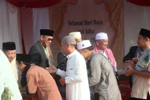 Bupati PALI Heri Amalindo Tunaikan Ibadah Sholat Idul Adha di Masjid Al-Mukhlisin