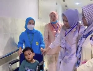 Berikan Perhatian, Cak Arlan Diwakili Istri dan Tim Besuk Nathan Peve di RSMH Palembang