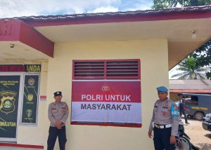 Personil Polsek Pemulutan laksanakan pemasangan stiker Polri untuk Masyarakat Serta berikan himbauan pada warga 