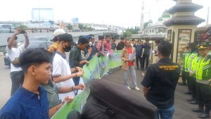 Tuntut Keadilan, Puluhan Massa Unjuk Rasa di Depan Polda Sumsel