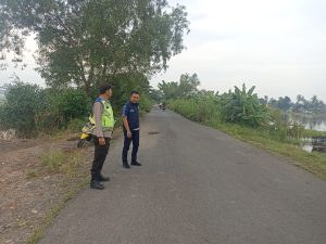Hari raya idul Fitri: Personil Polsek Pemulutan Patroli di tempat Rawan kemacetan dan kejahatan