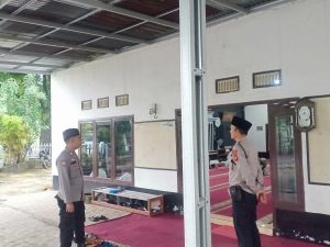 bhabinkamtibmas Polsek Pemulutan laksanakan pengamanan sholat id masjid Al ikhlas
