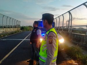 Personil Polsek pemulutan laksanakan patroli subuh antisipasi balap liar dan kenakalan remaja