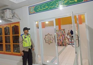 Personil Polsek Pemulutan Lakukan Pengamanan Sholat Tarawih di Masjid Nurul Huda Desa Ibul Besar II