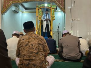 Personil Polsek Pemulutan Di terjunkan Jadi Petugas Sholat Jum’at di Masjid Darul Muttaqin