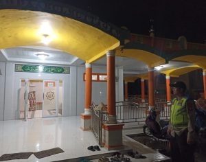 Personil Polsek Pemulutan Laksanakan pengamanan sholat Tarawih dan berikan himbauan kamtibmas