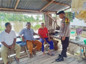 Ajak warga jaga Kamtibmas Sambang ke desa binaan personil Polsek pemulutan 
