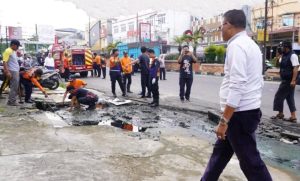 Peduli Kebersihan Lingkungan, Walikota Prabumulih Turun Langsung Bersihkan Drainase