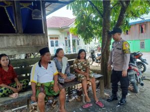 Bhabinkamtibmas Polsek pemulutan laksanakan patroli sambang ke desa binaan pastikan Kamtibmas aman 