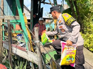 Polsek Pemulutan Salurkan Bantuan Sosial kepada Korban Rumah Roboh di Desa Aurstanding
