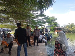 Bhabinkamtibmas Polsek Pemulutan Monitoring Dan Patroli Objek Wisata Masyarakat Saat Liburan Hari Raya Idul Fitri 1446 H