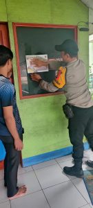 Personil Polsek Pemulutan laksanakan pemasangan stiker himbauan Kamtibmas ini pesan nya !