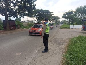 Puncak arus balik:Personil Polsek Pemulutan Patroli di tempat Rawan kemacetan