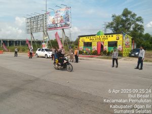 Personil Polsek Pemulutan Patroli di tempat Rawan kemacetan pada puncak arus balik