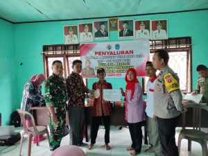 Bhabinkamtinmas Polsek Pemulutan menghadiri pembagian BLT di desa ibul III