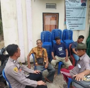 Bhabinkamtibmas Polsek pemulutan ajak warga jaga Kamtibmas dalam melaksanakan Program Sambang ke desa binaan