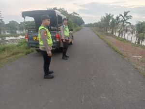 laksanakan patroli rutin guna menjaga ketertiban lalu lintas Personil Polsek Pemulutan di siagakan di titik ini !