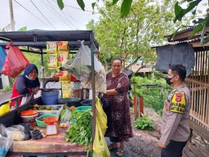 Personil Polsek pemulutan Sambang ke desa binaan Ajak warga jaga Kamtibmas dan waspada bencana Alam