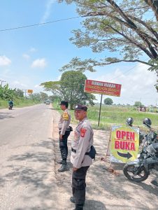 Personil Polsek Pemulutan ikut Laksanakan PAM kedatangan Presiden RI agenda tanam padi serentak.