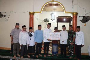 Safari Ramadhan, Bupati Pali Serahkan Bantuan untuk Masjid At – Thahirin