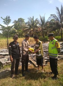 Berikan bantuan pada korban kebakaran rumah ini yang di sampaikan Kapolsek pemulutan
