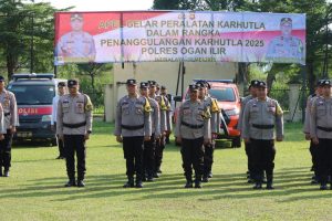 Bhabinkamtibmas polsek pemulutan melaksanakan apel gelar peralatan karhutla di lapangan polres ogan ilir