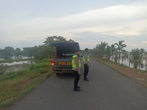 Personil Polsek Pemulutan laksanakan patroli rutin di jalan lintas tengah antisipasi kemacetan dan kejahatan jalanan 