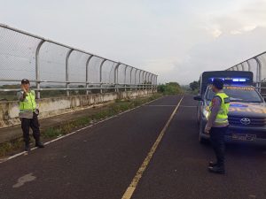 Patroli Polsek Pemulutan rutin untuk antisipasi kemacetan dan kejahatan jalanan di jalan lintas sumatera 