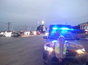 personil Polsek Pemulutan Antisipasi kemacetan dan kejahatan jalanan di jalan lintas sumatera siagakan dua personil lokasi 