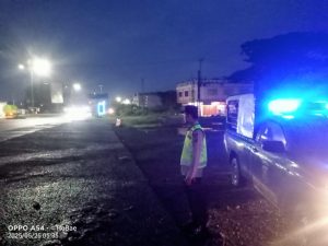 Personil Polsek Pemulutan jaga lalu lintas agar tetap aman dari gangguan Kamtibmas Patroli hingga malam