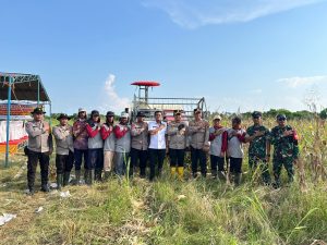 Kapolres Ogan Ilir pimpin Panenraya jagung Program ketahanan pangan Pemerintah di desa tanjung pasir