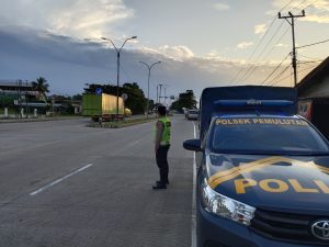 Antisipasi kemacetan dan kejahatan jalanan di jalan lintas sumatera,dua  personil Polsek Pemulutan di siagakan