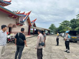 Personal Polsek Pemulutan Patroli Pengamanan kegiatan umat Kong Hu Chu yang melaksanakan ulang tahun Dewa Obat
