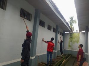 Petugas Lapas Sekayu Lakukan Kontrol Area Brandgang dan Tembok Luar Lapas