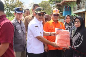 Wabup Muba Tinjau dan Serahkan Bantuan ke Warga Terdampak Longsor di Desa Kasmaran
