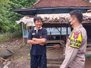 Bhabinkamtibmas Polsek Pemulutan Sambang ke desa binaan berikan himbauan jaga  Kamtibmas 