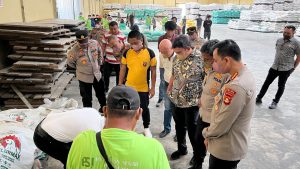 Kapolsek Pemulutan dampingi Kunjungan PJU Polda Sumsel terkait Pengolahan jagung pipil menjadi pakan ternak ayam telur di Gudang PT. PSI (Pakan Segar Indonesia) Desa Pegayut  