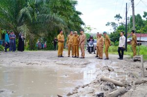 Wabub Muba Tinjaun Jalan Penghubung Sekayu – Pali, Perbaikan Lewat Gotong Royong