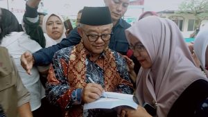 Kepala SMP N 1 Indralaya Serahkan Buku Inovasi Pembelajaran mendalam pada Mendikdasmen RI       