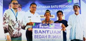 WALI KOTA PRABUMULIH LETAKKAN BATU PERTAMA RENOVASI RUMAH TIDAK LAYAK HUNI, WUJUD KOLABORASI PEMKOT DAN DUNIA USAHA