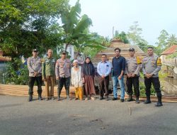 Rumah di desa ulak kembahang 1 Roboh tertimpa kayu akibat di terjang angin puting beliung ,polres ogan ilir dan pemerintah kecamatan gotong royong lakukan perbaikan 