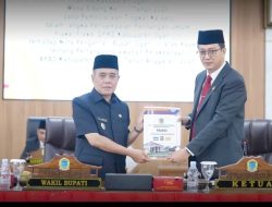 Pandangan Fraksi Terhadap Pertanggung jawaban APBD Tahun 2025 Di sampaikan ketua Dprd Ogan Ilir Kepada Pemerintah Daerah